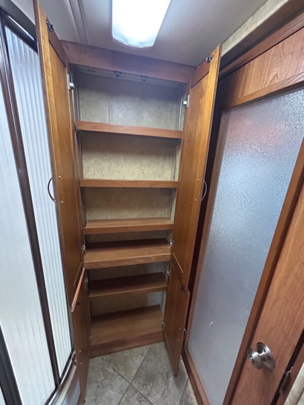 2009 Coachmen Pathfinder 405FK - Image 27