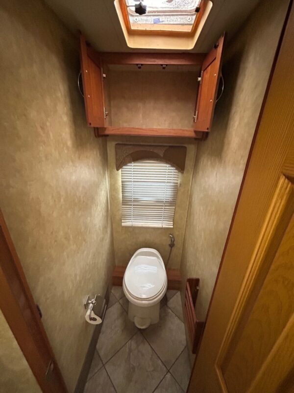 2009 Coachmen Pathfinder 405FK - Image 28