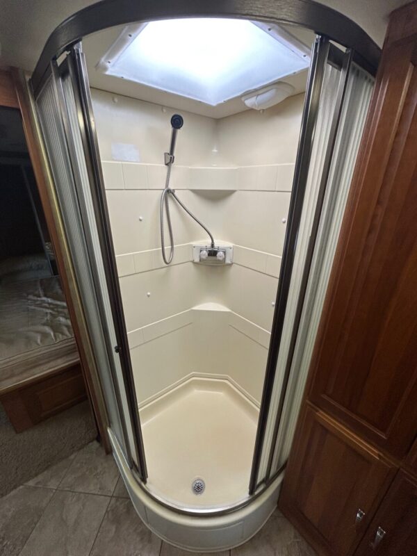 2009 Coachmen Pathfinder 405FK - Image 29