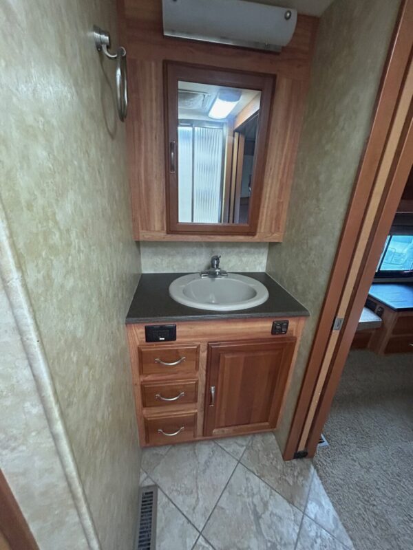 2009 Coachmen Pathfinder 405FK - Image 31