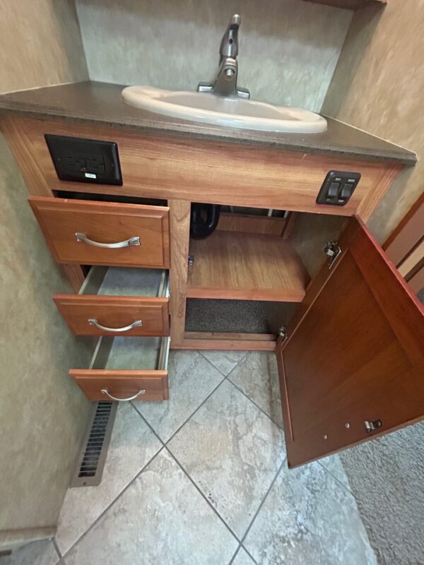 2009 Coachmen Pathfinder 405FK - Image 32