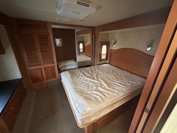 2009 Coachmen Pathfinder 405FK - Image 24