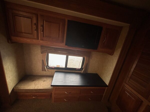 2009 Coachmen Pathfinder 405FK - Image 23