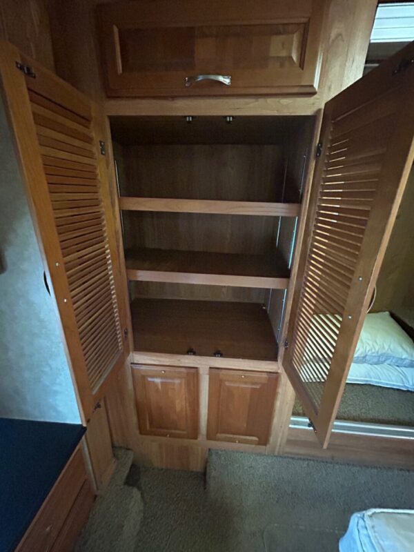 2009 Coachmen Pathfinder 405FK - Image 22