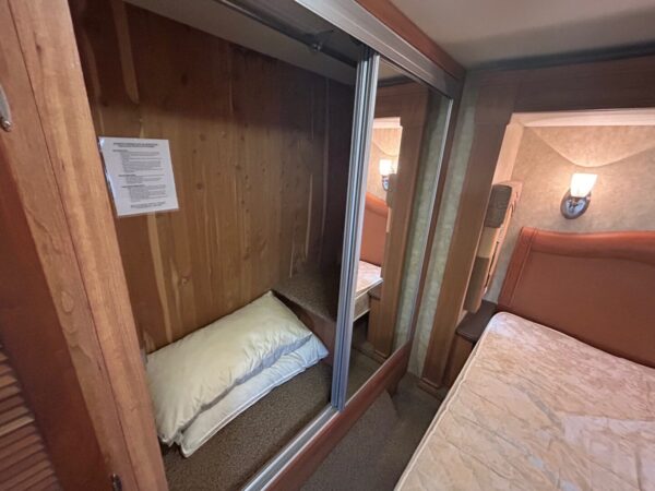 2009 Coachmen Pathfinder 405FK - Image 21