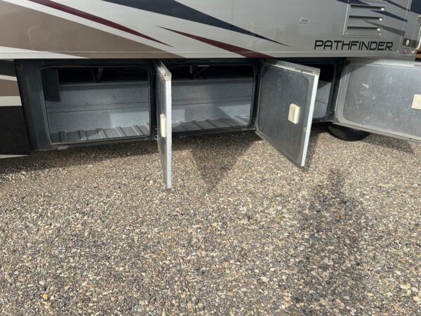 2009 Coachmen Pathfinder 405FK - Image 17