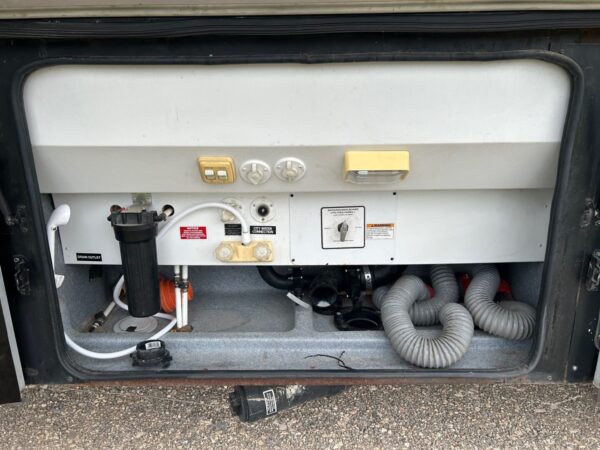 2009 Coachmen Pathfinder 405FK - Image 8