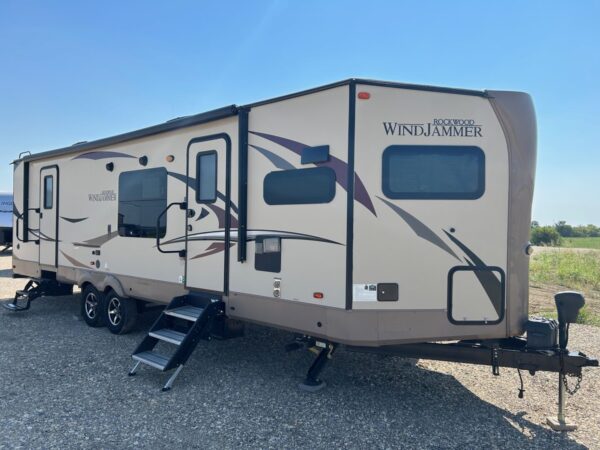 2018 FOREST RIVER ROCKWOOD WINDJAMMER 3008W