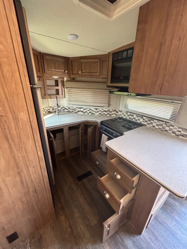 2018 FOREST RIVER ROCKWOOD WINDJAMMER 3008W - Image 17