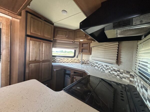 2018 FOREST RIVER ROCKWOOD WINDJAMMER 3008W - Image 18