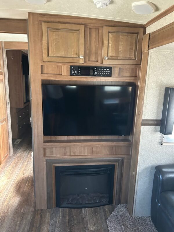 2018 FOREST RIVER ROCKWOOD WINDJAMMER 3008W - Image 24