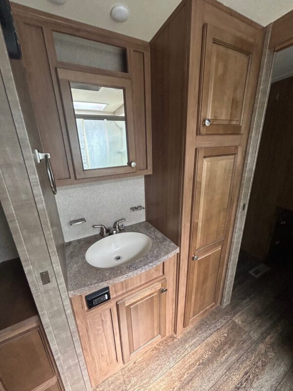 2018 FOREST RIVER ROCKWOOD WINDJAMMER 3008W - Image 29