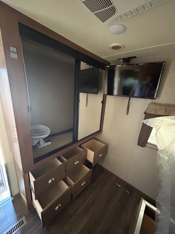 2018 FOREST RIVER ROCKWOOD WINDJAMMER 3008W - Image 35